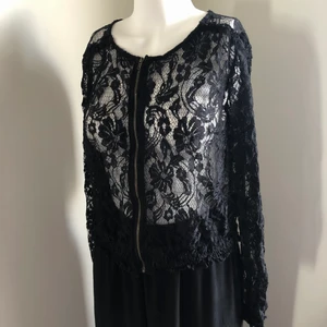 Spetsjacka  - Fin spetsjacka inköpt på Sisters. Storlek 40 och passar 36-40. Sparsamt använd. 