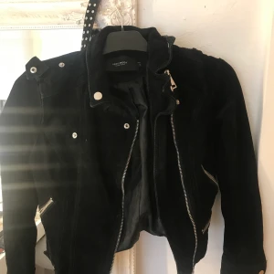 Skinnjacka - Säljer min skinnjacka från vero moda, använd 3-4 ggr. Storlek S ( du står för frakten ) köpte den för 1000kr.