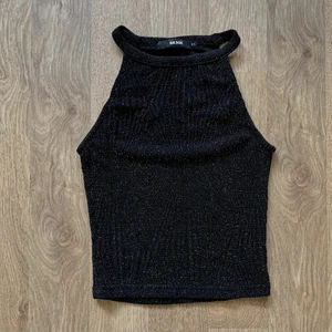 Svart glittrig topp - Säljer en svart glittrig topp från Bik Bok i storlek xs. 100kr inklusive frakt. 