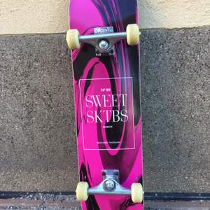 Säljer denna fina skateboard från märket sweet sktbs. Det är en komplett bräda som ändats är använd ett fåtal gånger🛹 kan mötas upp i Örebro🤎💛🤎