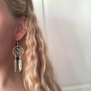 Oanvända örhängen  - Jättefina oanvända örhängen, vet inte vart de är köpta då jag har fått dem 