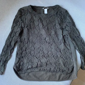 Grön tröja med tjockare spets - Bilden ger ej rättvisa, väldigt fin och bekväm tröja. Aldrig använd. Säljs pga för liten. Köpt för 299kr