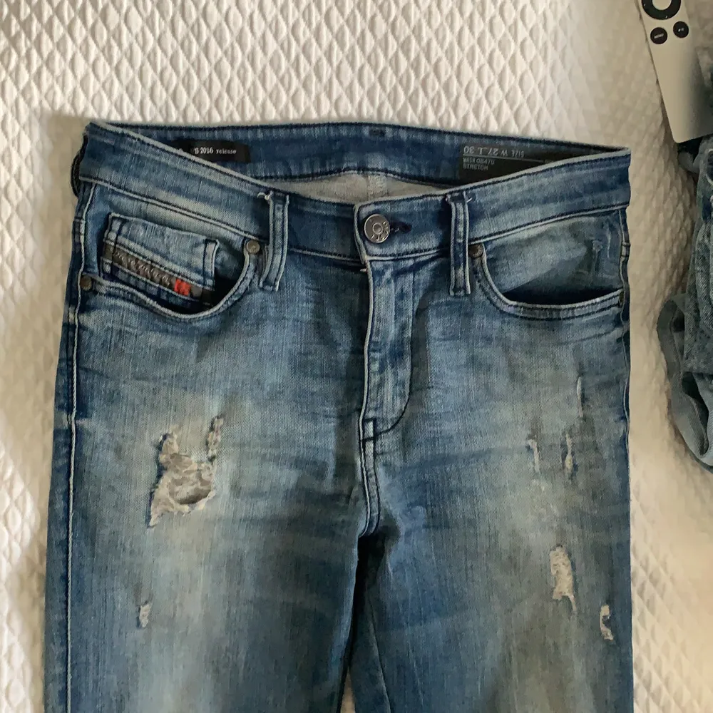 Blåa jeans med hål i från diesel. Storlek W27 L30. Tajta jeans. Jeans & Byxor.