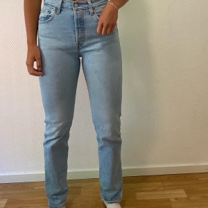 Levis 501 jeans - Säljer mina jättesnygga Levis 501 i strl 27/32,  kanppt använda då de är alldeles förstora på mig som vanligtvis har 24 eller 25 (kompis på bilden som är ca 173cm)