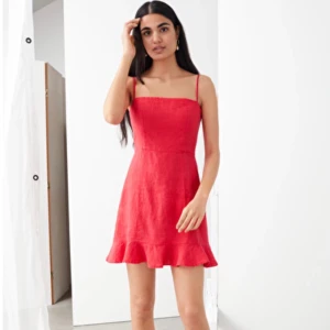 Linnéklänning - & Other stories, Strl 42 - BUDA I KOMMENTARERNA - Röd linnéklänning från & other stories. Nypris 690kr i juni & endast använd vid 1 tillfälle. Köpare står för frakten - Strl 42 men skulle säga att den passar bättre för 38/40