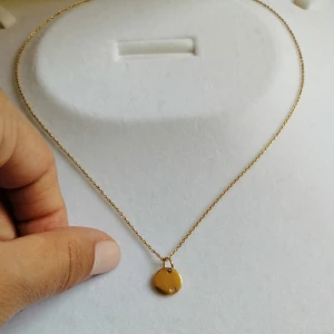 Halsband i Guldplätering - Halsband i äkta silver med guldplätering och med Swarovski-kristall✨