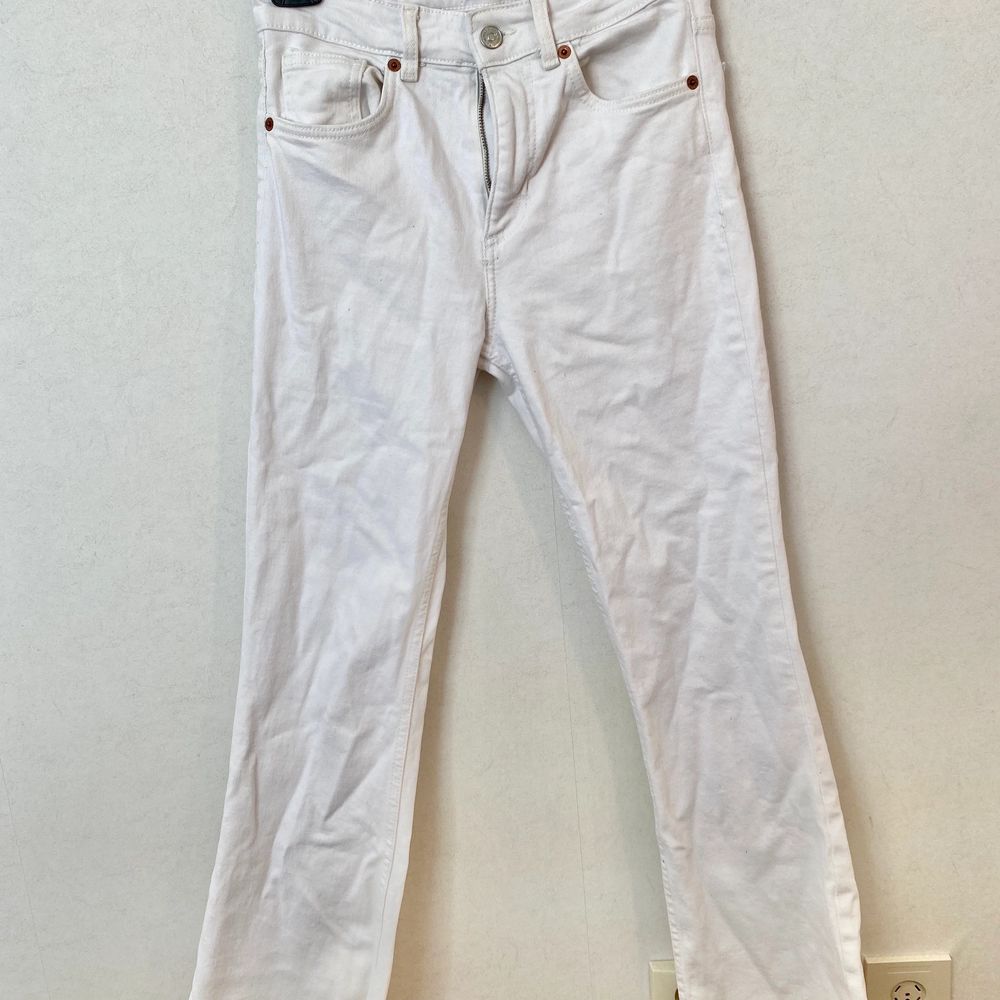 Vita vida croppade jeans ifrån Zara. Har tyvärr aldrig kommit till användning så säljes därför. Är i storlek 36 och säljs för 120kr + frakt 🚚 . Jeans & Byxor.