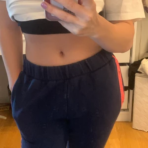 adidas byxor - Adidas byxor från stella sport kollektionen, använda men inte slitna och bra kvalitet. Används inte längre för de sitter för tight på mig, man kan dock dra upp en dragkedja som en slits längst ner