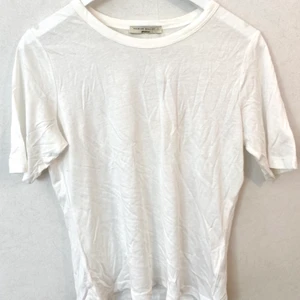 Vanlig vit t-shirt - Vanlig vit t-shirt från Gina tricot i storlek L. Men passar mig i S att ha som lite oversized. Har aldrig används och säljs för 35kr + frakt 🚚 