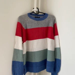 Stickad tröja från Kappahl - Mysig tröja från Kappahl. Köparen står för fraktkostnad, kan även mötas upp i Halmstad 