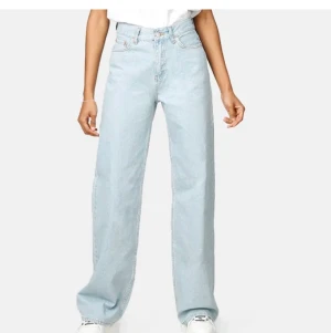 Wide Leg Junkyard Jeans - Säljer mina helt nya wide leg jeand från junkyard i färgen miami blue. Säkjer pga att de ej kommer till användning. Passar mig som vanligtvis har M. Fraktar eller möts upp i stockholm💕 sista bilden är hur dom sitter på mej. BUDA I KOMMENTARERNA! HÖGSTA BUD 430kr, AVSLUTAS IMORGON KLOCKAN 13