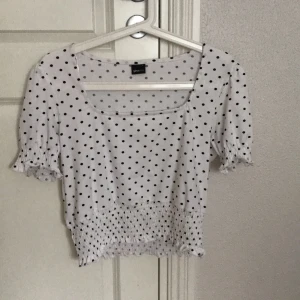 Topp - Säljer denna supergulliga topp från Gina tricot. Aldrig använd, så nyskick. Storlek L, men skulle säga att den är liten i storleken. 50 kr eller bud, köparen står för frakt 💗