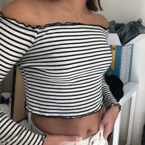 Topp - Så fin randig topp som är i väldigt bra skick eftersom jag inte använt den många gånger☺️ Priset ligger på 70kr och köparen står för frakten❤️