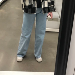 Junkyard wide leg - Super snygga wide leg jeans från junkyard i storlek 26, kommer inte till användning längre då dom är lite försmå på mig, skulle behövt en 27. Jeansen är knappt använda, jag är 170 cm lång! Om fler är intresserade blir det budgivning✨köpare står för frakt💙
