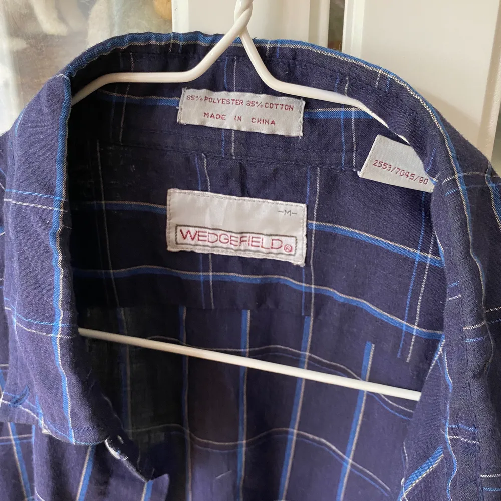 Vintage skjorta i storlek M. Sitter snyggt oversized och passar perfekt till ett par cykelbyxor eller liknande. 🤗. Skjortor.