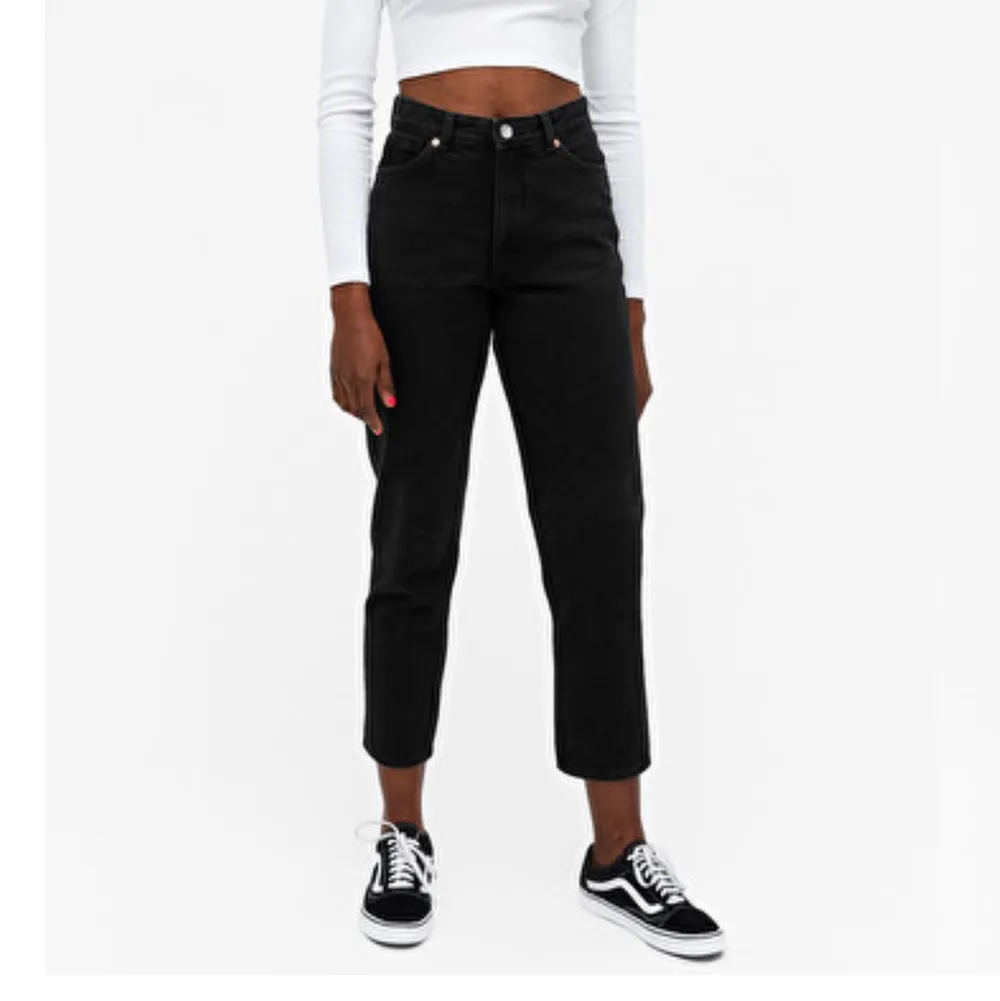 Svarta mom jeans från monki i modellen taki! Waist 36💕. Jeans & Byxor.