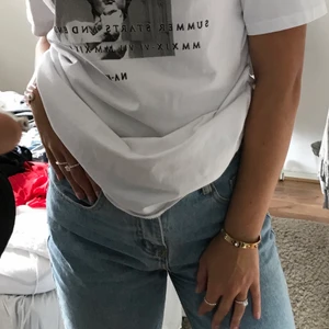 Oversize t-shirt - Cool vit oversize t-shirt med snyggt tryck på 🦋 säljs i nyskick använt ett antal gånger!