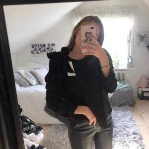 Zara blus - Fin oanvänd blus från zara med en rosett på axeln, köparen står för frakt💕💕