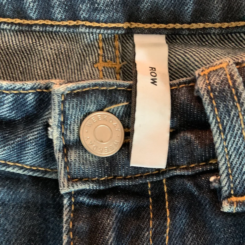 Mörkblåa Jeans från Weekday i modellen Row. De är använda och i storleken 27/32, och säljer pga att de är för små. Jag bjuder på frakt! 💞✨😌. Jeans & Byxor.