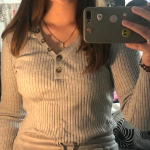 fin långärmad - Behaglig långärmad tröja med knappar vid bysten som man själv kan reglera🦋 