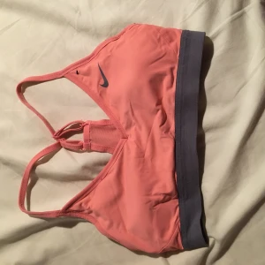 Nike träningstopp  - Säljer denna då den inte kommit till användning, den har endast legat i byrolådan så säljer den