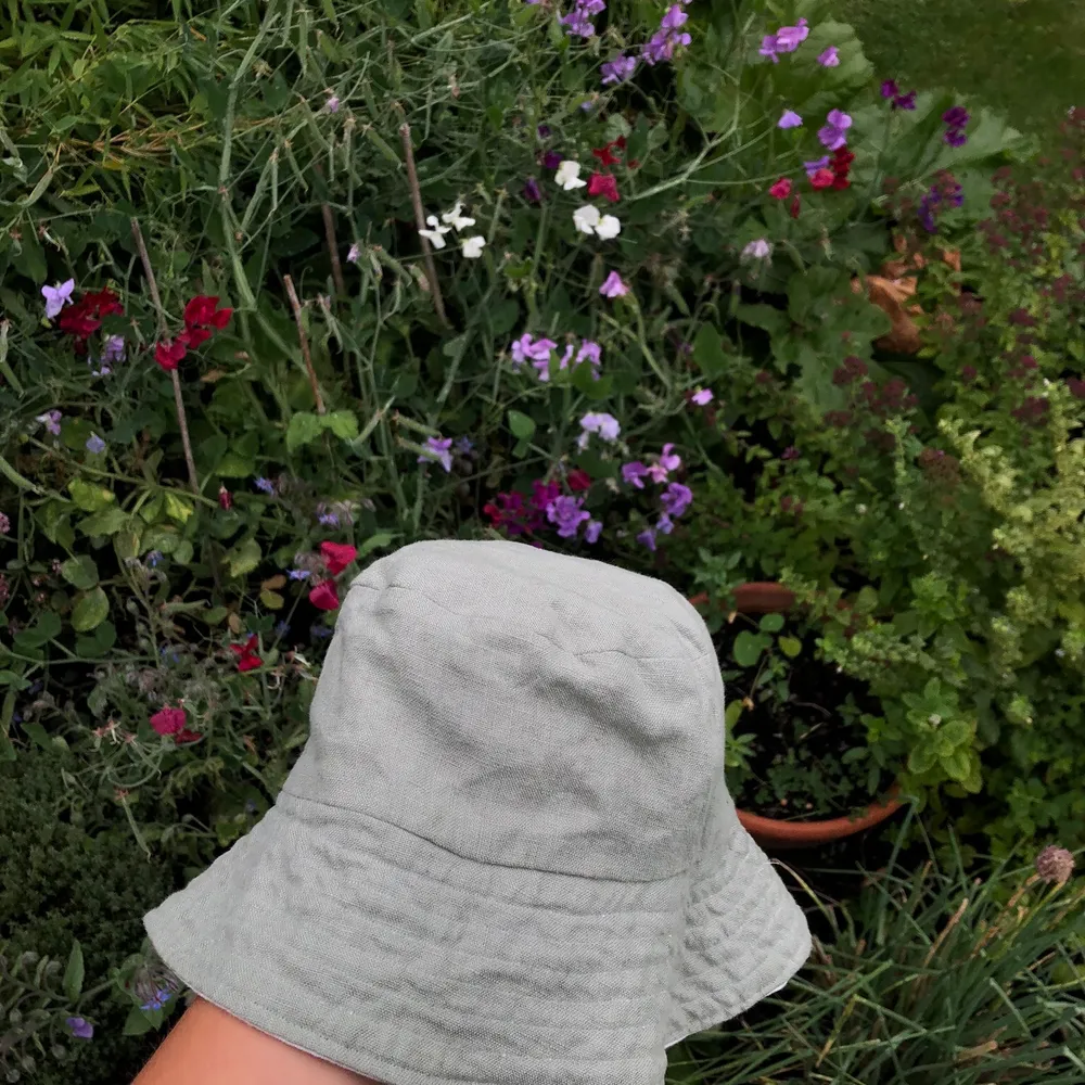 Mycket fin bucket hat i linnetyg. Den kan både bäras grön samt vit, alltså får du 2 hattar i ett! Unik & egensydd. Frakt 22kr! . Accessoarer.