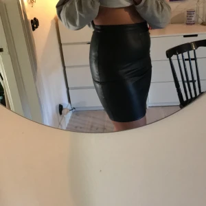 ”Skinn”kjol - Svart fakeskinn kjol från Vero Moda i strl S. Säljer pga att jag inte använder den. Den är använd en gång och är i fint skick. Frakten är inräknad i priset.