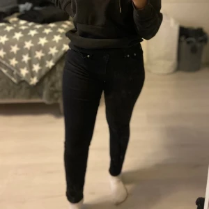 Svarta jeans  - Säljer dessa svarta jeans från lager 157,  för att jag tycker inte dom passar mig och då jag köpt nya. Använda 2-3 gånger. Betalningssätt diskuteras. 💕