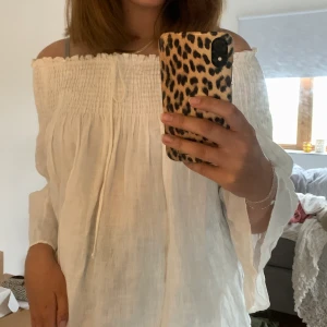off shoulder top från zara - Fin vit top från zara. Använd bara 1-2 gånger. Ser ut som ny. Storlek xs.