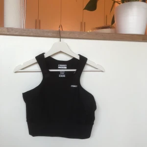 Stronger topp - Träningstopp från Stronger. Superfint skick! Stl medium men mycket mindre, passar XS. 💙