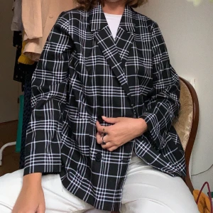 Set från Monki! - Säljer ett rutigt set från Monki! Använt fåtal gånger ✨ kan skicka fler bilder på kjol etc! Skriv på medelande så fixar jag det :) Kavajen- 250kr Kjol- S 150kr FÖR BÅDA- 350, frakt tillkommer 💞