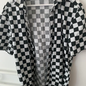 Checkered Skjorta - Svin cool med något linne under☺️                                       Köpt på herravdelningen storlek XS så den är väldigt oversized och passar även mig som är en Medium.            120kr + frakt      Betalning sker via swish