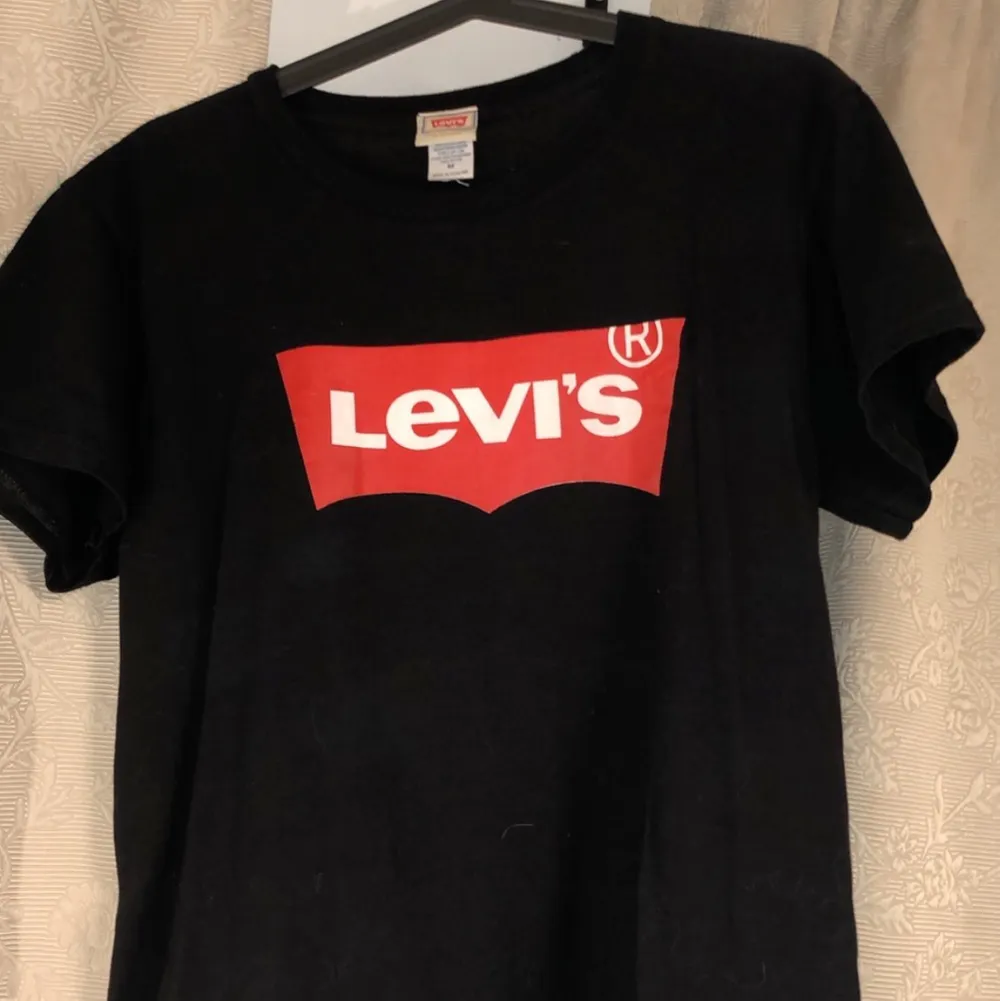 En Levis t-shirt i storlek M, vet ej om den är äkta. ⚡️  Kolla gärna in resten i min profil 🌎 Pris går att diskuteras!  Köpare står för frakt  📦 (44kr) totalt- 84kr . T-shirts.