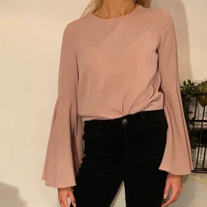 Hannalicious X NA-KD blus - Blus från Hannalicious kollektion med NA-KD i storlek 36. Använd max 5 gånger och i bra skick. Färgen skulle jag beskriva som en dusty pink. Priset är alltid diskuterbart. Jag kan mötas upp i Stockholm innanför tullarna men om du vill ha plagget skickat så står du för frakten. 💗