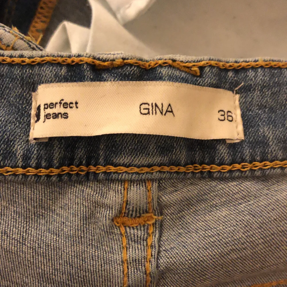 Ljusblå jeans från Gina med hål i storlek 36. Väldigt sköna och stretchiga samt att de sitter bra på. Använda ett fåtal gånger. Köpare står för frakten💗. Jeans & Byxor.