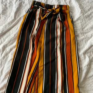 Byxor Zara - Flowy randiga byxor från Zara i storlek XS. Knytning i midjan. Passar nog längd 155-170 cm. Fri frakt