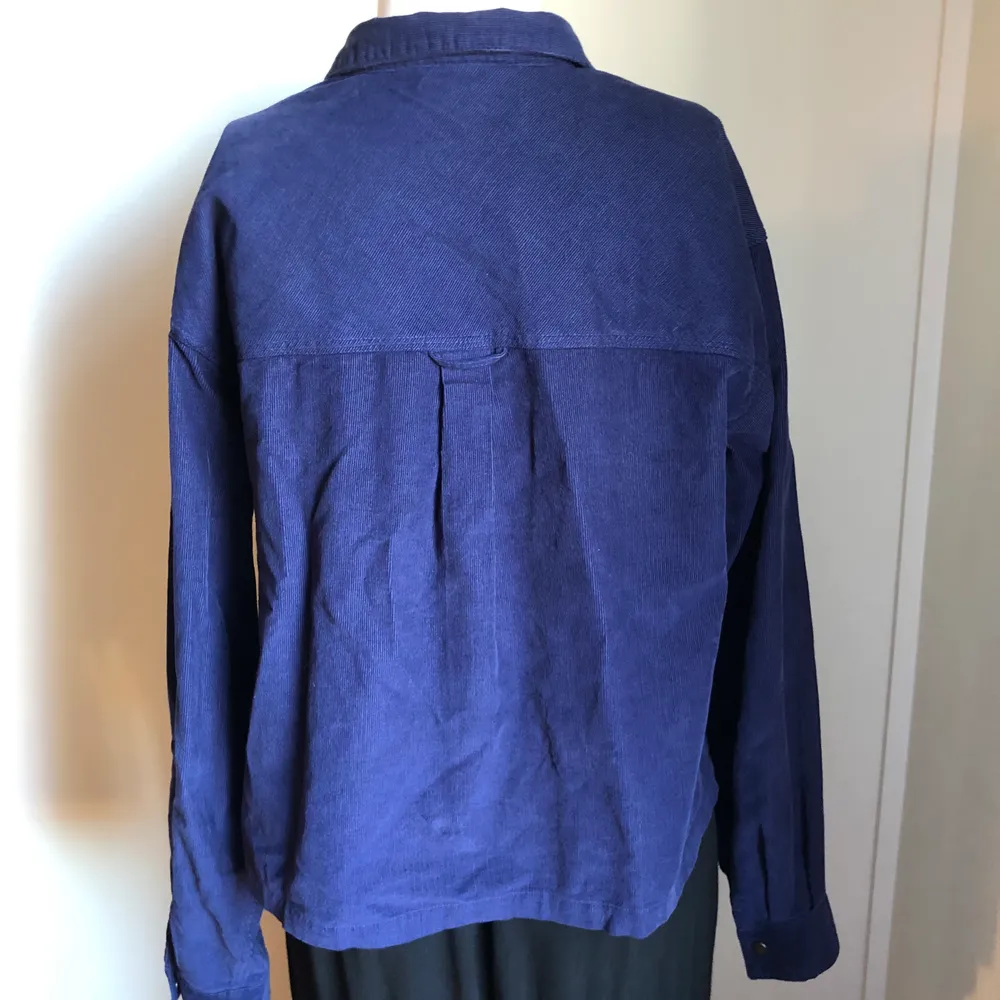 Snygg blå jacka från Bruuns Bazaar i storlek 36. 100% bomull. Den är längre baktill och kortare framtill. Använd endast en gång. . Jackor.