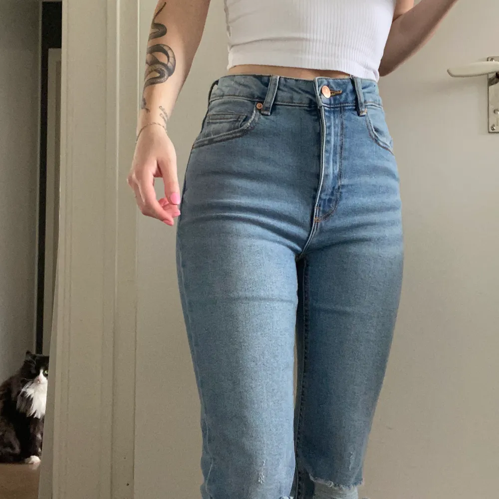 Modellen heter ”Molly original”. Lite mer mom/straight är vanliga jeans. Storlek M men passar mig som har S. Sitter super fint, raka längst ner. Buda i kommentarerna, bud på 100kr🦋🌸. Jeans & Byxor.