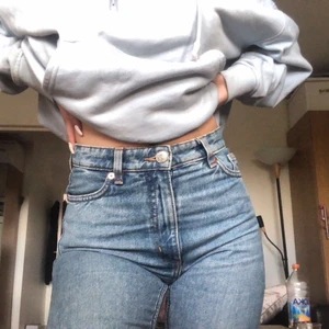 Monki jeans - Monki momjeans i storlek xs, ej stretchiga. Jag är 163 cm och de slutar vid anklarna på mig, bra skick💗 