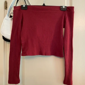 Topp - Topp i vinrött, använd endast en gång. Står storlek L men är mer som en M🌸 Frakt tillkommer, 63kr, spårbar. Jag har köp 3 betala för 2 på allt jag säljer🌻