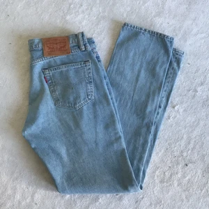 Levis jeans - Säljer dessa jeans från levis. Har tyvärr inga bilder med jeansen på pågrund av att de är för små. Har vanligtvis 36 eller 38 i jeans och dessa sitter extremt tajt i både lår och midja på mig så skulle rekommendera till någon som är lite mindre. Passar någon som är ca 1,67 cm lång. De är raka och har ganska låg midja. Skriv om du vill ha fler bilder, (inga på). 
