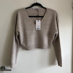 Biege stickad magtröja från NA-KD - Aldrig använd, skönt material så sticks ej. Frakt 55kr