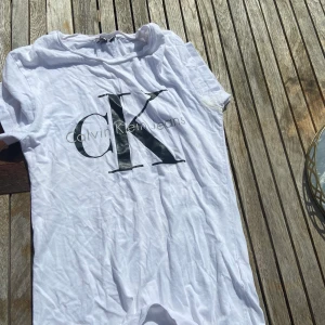 Calvin klein t-shirr - Här får du två för 1! En naturlig Calvin Klein t-shorts och en vanlig vit! Använda ja men är i bra skick!  Båda är i storlek xs