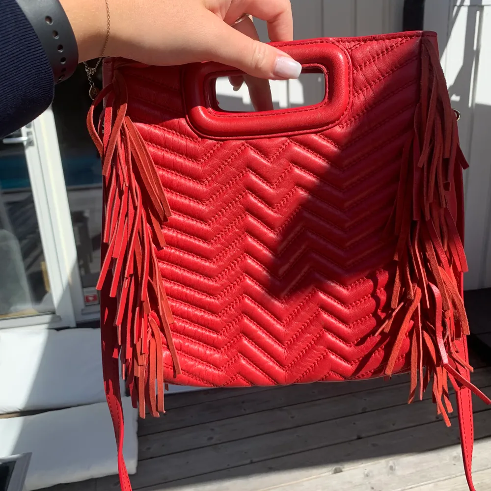 (BUDGIVNING) Röd maje väska sparsamt använd köpt i Paris för 3200 kr. Bud börjar på 500 kr. . Väskor.