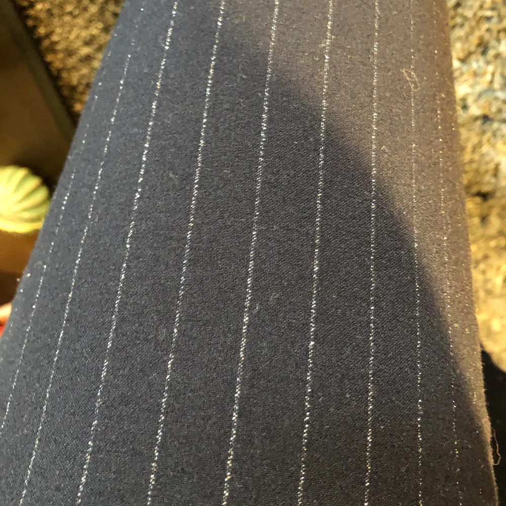 Marinblå kostymbyxor med glittriga linjer. I bra skick. Köparen står för frakten ❣️. Jeans & Byxor.