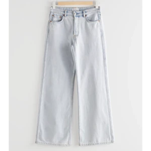 Jeans - Säljer dessa jeans från other stories, superfina och helt felfria. Frakt -88kr