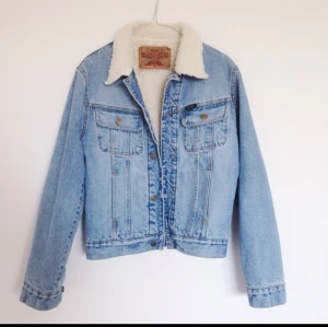  - ❄️ Crocker jeansjacka i strl S. Jättefint skick och sitter jättesnyggt. Frakt tillkommer eller så kan jag mötas upp i Sthlm 📬