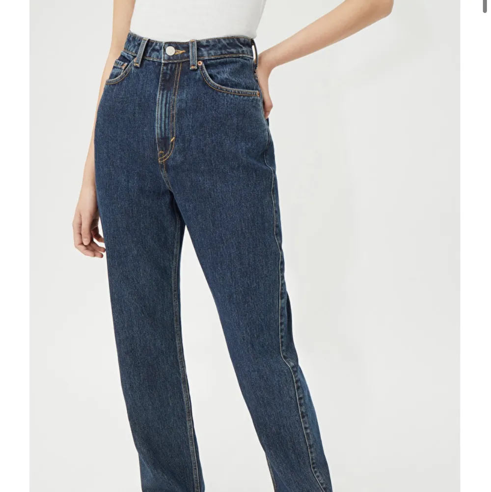 Ett par mörkblå jeans ifrån weekday i storlek 28/30, de är aldrig använda pga att jag köpte för liten storlek och hade redan tagit av prislappen osv... Jeans & Byxor.