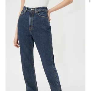 Rowe weekday - Ett par mörkblå jeans ifrån weekday i storlek 28/30, de är aldrig använda pga att jag köpte för liten storlek och hade redan tagit av prislappen osv..