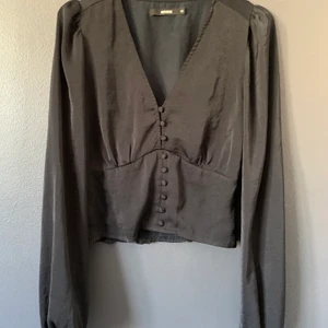Svart blus med knappar - En svart blus med knappar i storlek Xs, typ aldrig använd 